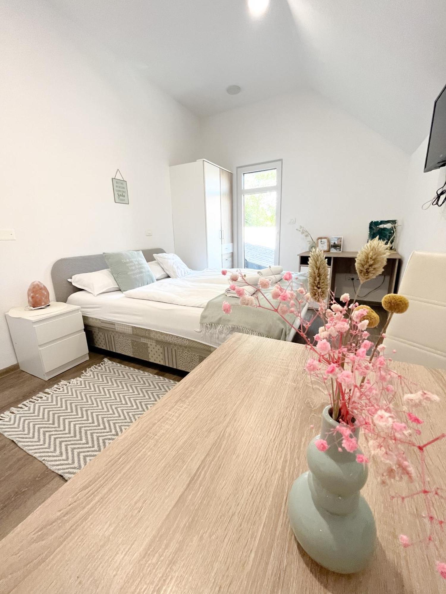 Anita'S Studio Apartments Любляна Екстериор снимка