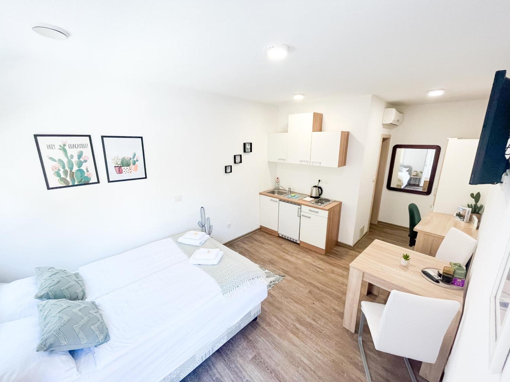 Anita'S Studio Apartments Любляна Екстериор снимка